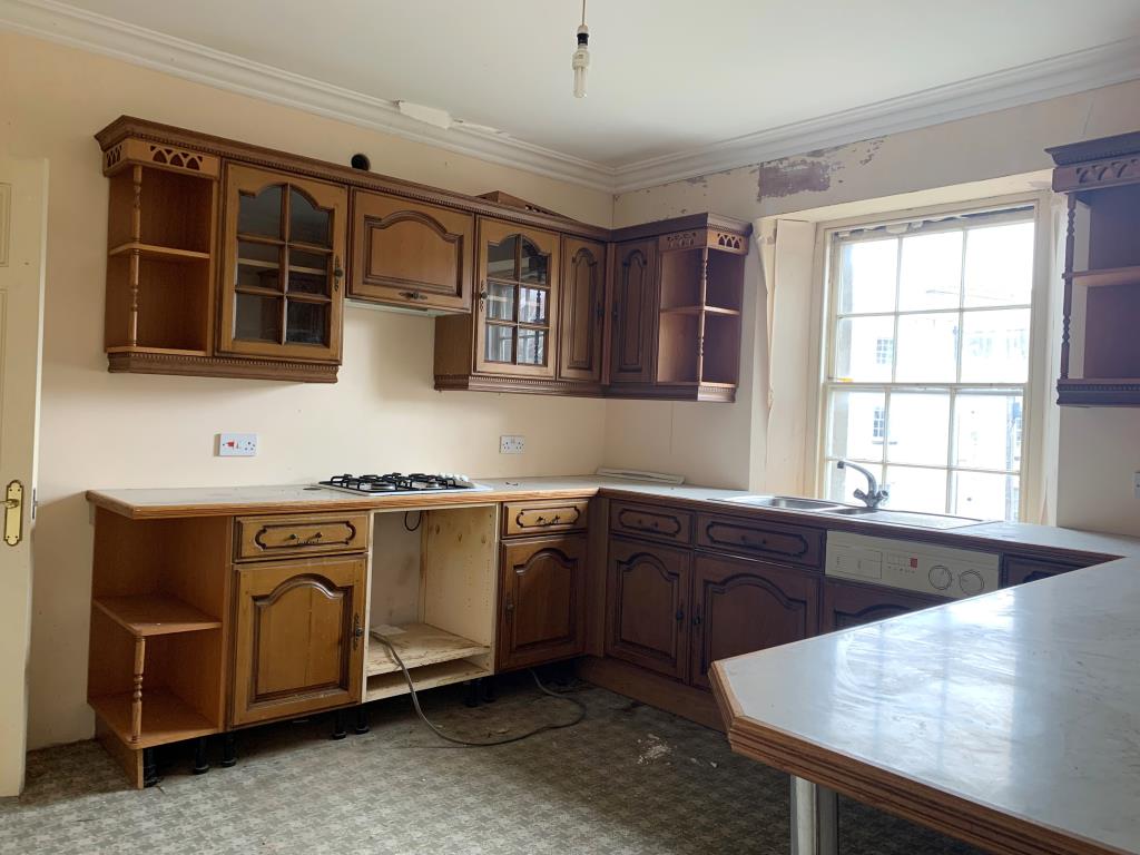 Lot: 70 - FOUR STOREY PROPERTY WITH POTENTIAL - Kitchen requiring improvments/refurbishment